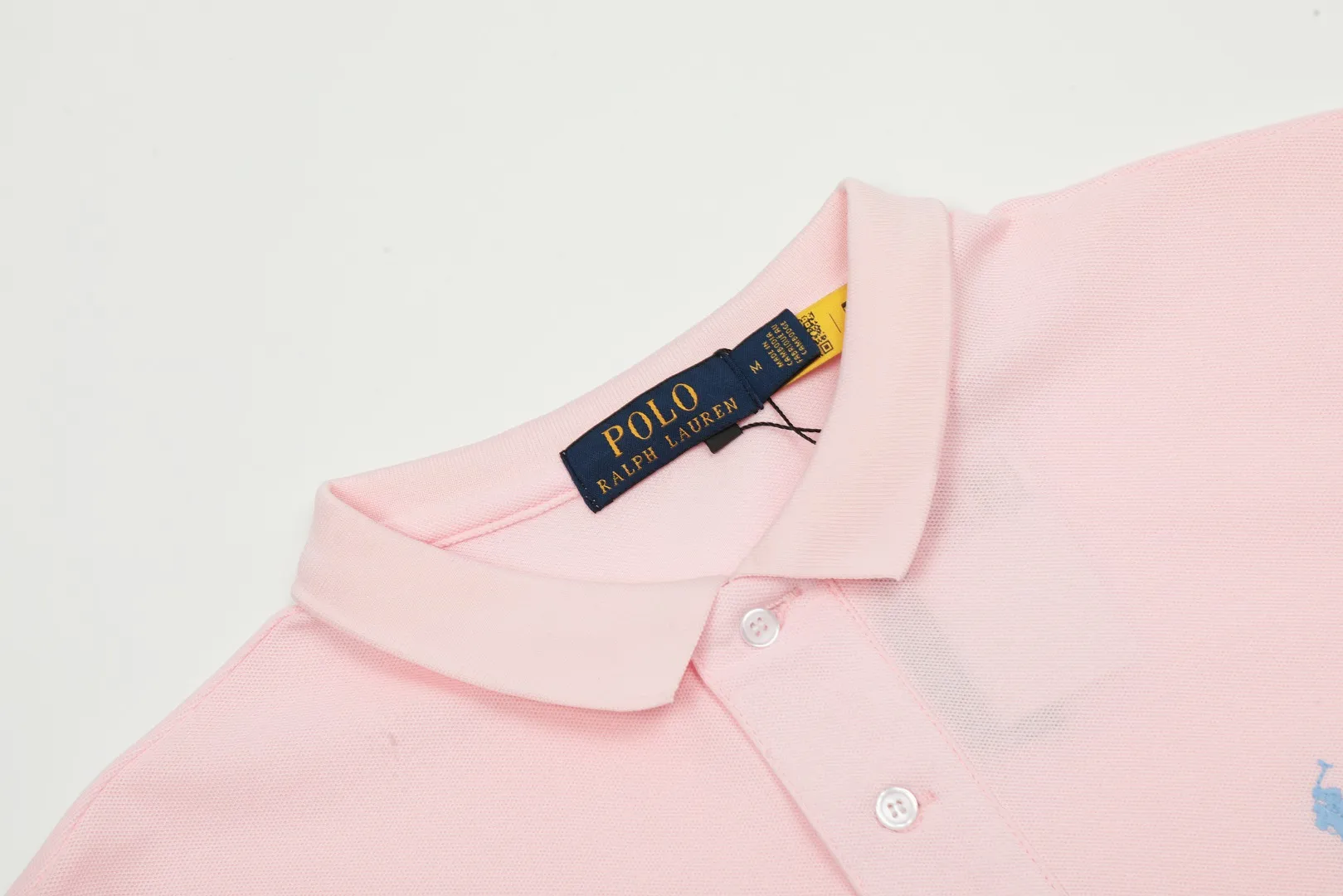 🅿️152 "Top quality" Style number: DS001# (not off the shelves all year round) [Ralph Lauren classic pony embroidered lapel POLO short sleeves] ✅Ralph Lauren Ralph Lauren classic basic versatile POLO short sleeves ✅Main supply platform live broadcast Wholesale entities will be replenished when out of stock Not removed from the shelves ✅ZP quality 1:1 version Scan the code to enter the GF website Z cabinet quality ✅Detailed quality The only one in Guangzhou Imported pique fabrics Mainly high-end, cost-effective and good quality. Needless to say, the version is restored to the original version. The maximum size can be worn up to 210 pounds. Loose, comfortable and stress-free. ✅Wear for work and life. Suitable for various occasions. A must-have recommendation for couples. Size: